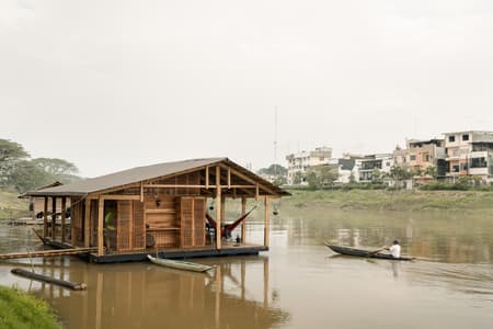 Productive Floating House - La Balsanera